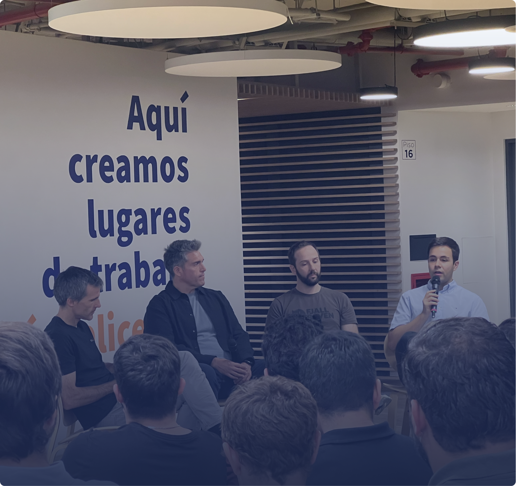 Charla interna de un ingeniero de Buk frente a sus compañeros