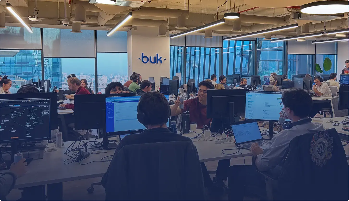 Equipo de ingeniería de Buk trabajando en sus puestos durante una hackathon interna