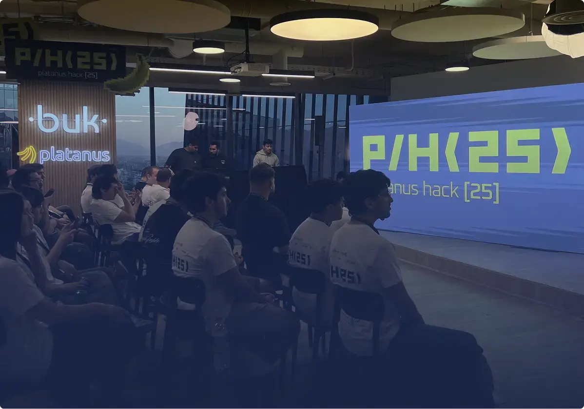 Escenario de la hackathon Platanus Hack 25 con asistentes en primer plano